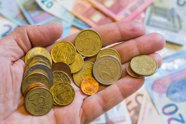 Gösteren için kullanılmak üzere büyük seçenek sunan arka plan, paralar euro banknot ile tutan bir el iş, bankacılık vb. gibi konular.