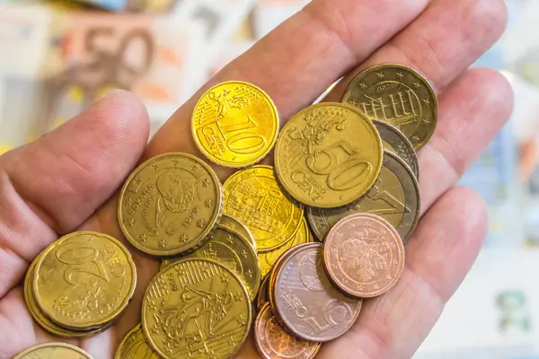 Eine Hand Die Münzen Mit Euro Banknoten Hintergrund Hält Die — Stockfoto