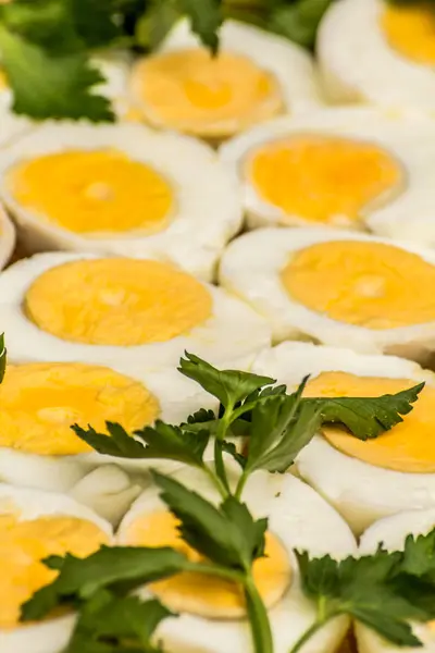 Huevos Cocidos Cortados Mitades Decoradas Con Hojas Perejil Fresco — Foto de Stock