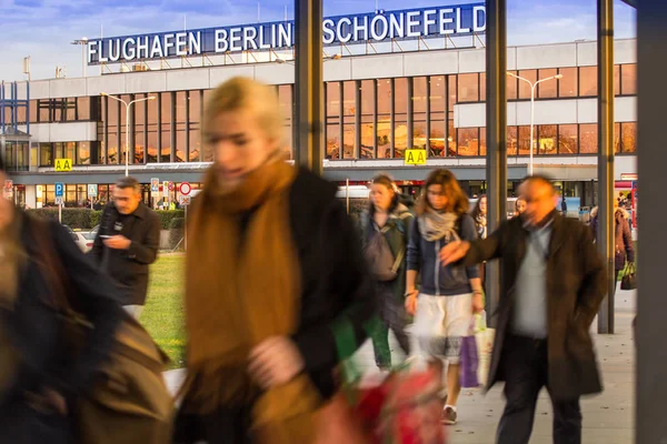 Berlin, Schoenefeld Airport, 20th Kasım 2016: Yolcu aceleyle Schoenefeld havaalanında erken öğleden sonra S-Bahn doğru yola geldi