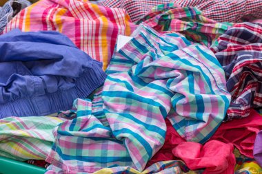 Renkli kuru çamaşır tam büyük plastik sepet