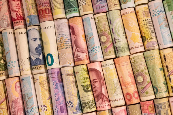 Verschiedene Banknoten aus verschiedenen Ländern auf Rollen — Stockfoto