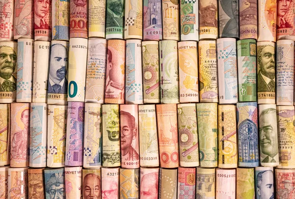Различные банкноты из разных стран в рулонах — стоковое фото