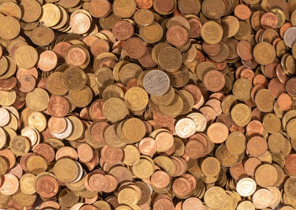 Тысячи золотых, серебряных и медных монет — стоковое фото