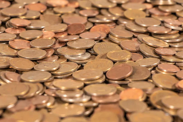 Тысячи золотых, серебряных и медных монет — стоковое фото