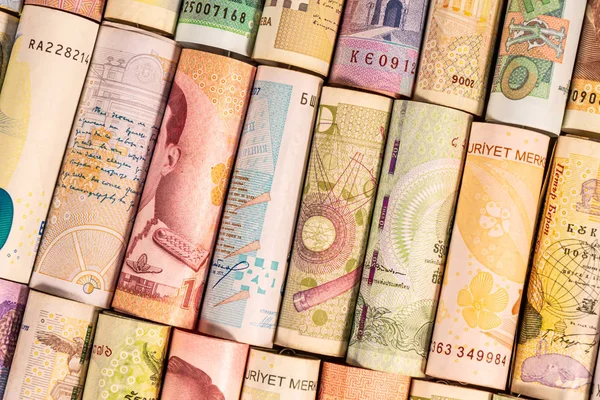 Verschiedene Banknoten aus verschiedenen Ländern auf Rollen — Stockfoto