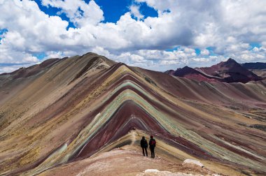 Turist çift stand ve Uzaktan bak gökkuşağı dağlar, Cusco, Peru.