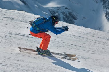 Dombai, Rusya - 8 Ocak 2017: yokuş aşağı yüksek dağlarda kayak kayakçı