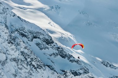 Yamaçparaşütü karlı dağlarda uçar