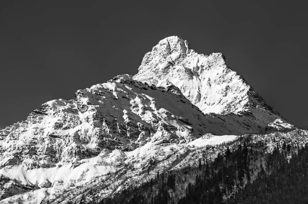 Black and white picture of snowy mountain peak — Stock Photo, Image