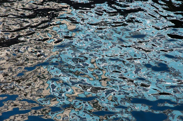 Odraz na vodě. Modrá colore — Stock fotografie