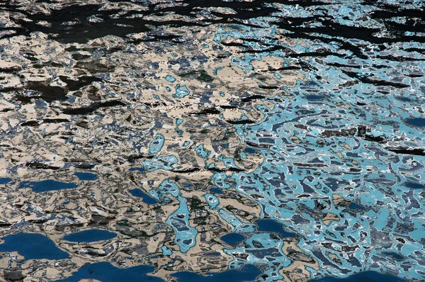 Odraz na vodě. Modrá colore — Stock fotografie