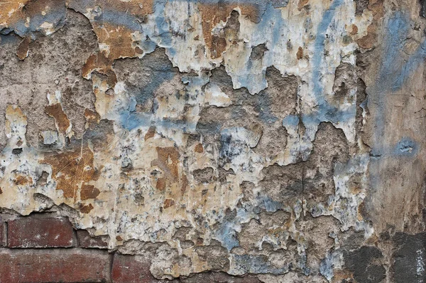 Kırık sıva ve kil tuğla ile tahrip olmuş duvar parçası. — Stok fotoğraf