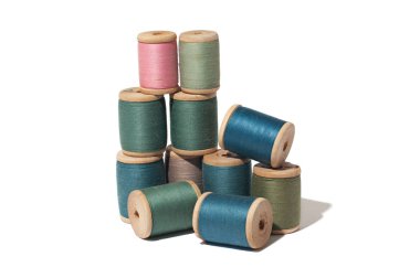 beyaz arkaplanda izole edilmiş iplik makarası