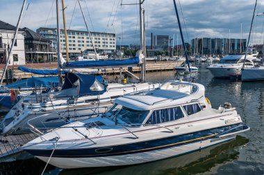 Yatlar iskelenin yakınındaki şehir Park.
