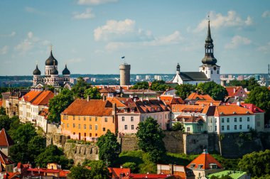 Tallinn eski kasaba güneşli gün St Olaf's kilise kuleden görünüm. Tallinn, Estonya.