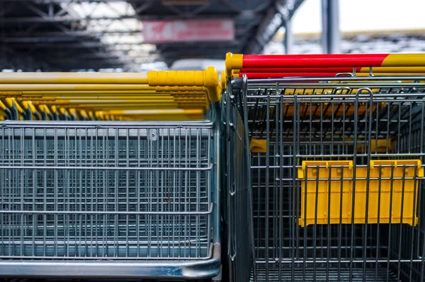 Winkelwagentjes op parkeerplaats — Stockfoto