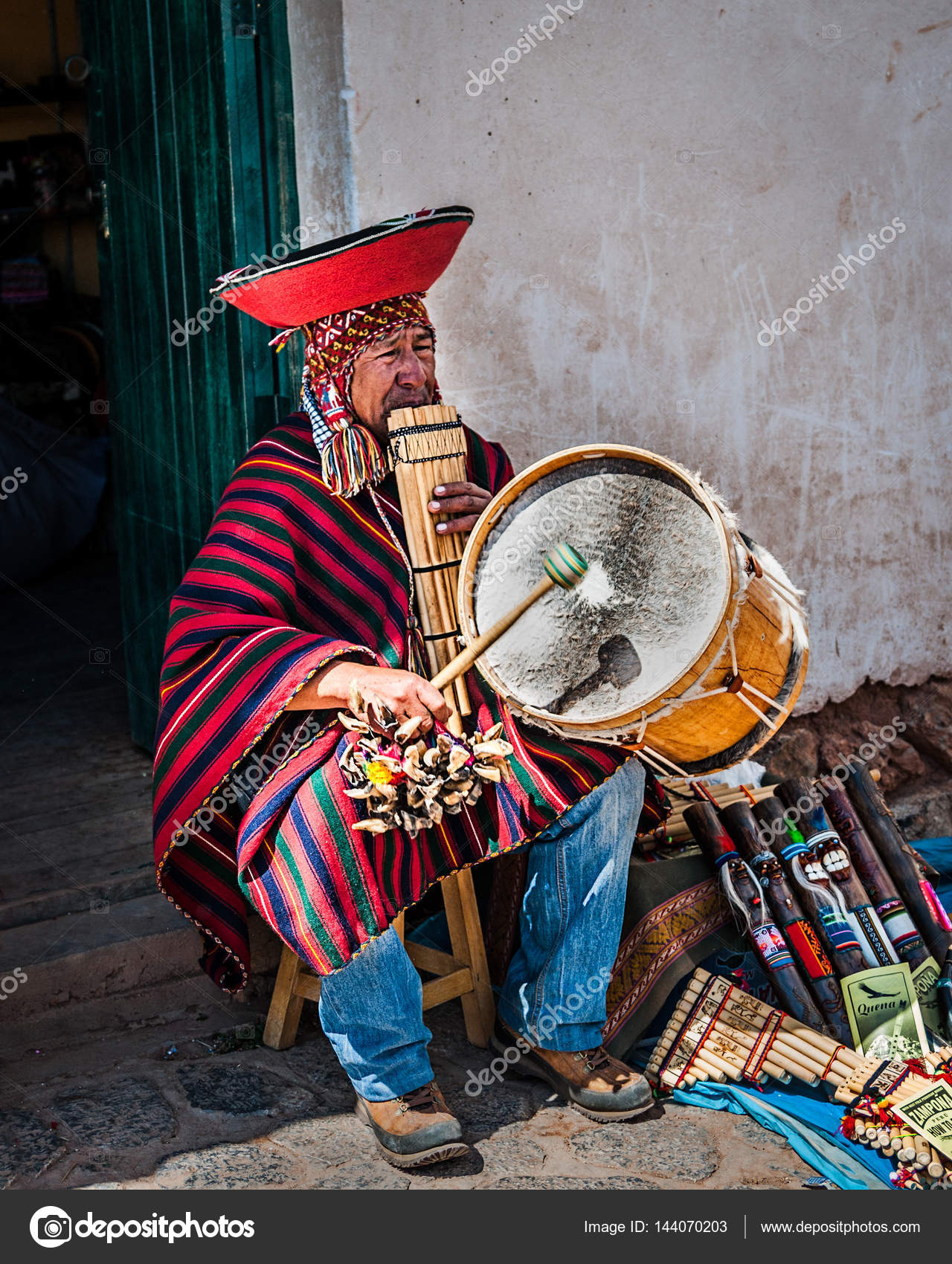 CUSCO, PERU OTTOBRE 2016: Nativo peruviano che suona lo