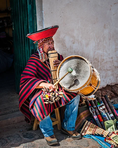 CUSCO, PERU - 1 OTTOBRE 2016: Nativo peruviano che suona lo strumento musicale nazionale (Zampona Marimacha), vestito in coloratissima chiusura tradizionale peruviana . — Foto Stock