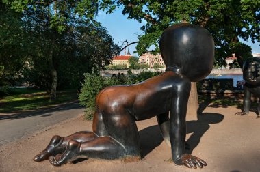 Prague, Çek Cumhuriyeti - 16 Temmuz 2017: kafa closeup Prag'da Kampa Sanat Müzesi bahçesinde David Cerny tarafından tarama bebek heykel