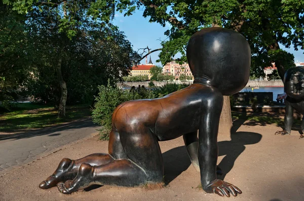Prague, Çek Cumhuriyeti - 16 Temmuz 2017: kafa closeup Prag'da Kampa Sanat Müzesi bahçesinde David Cerny tarafından tarama bebek heykel