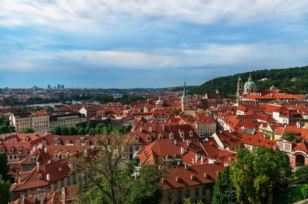 Prag 'ın güzel şehri ve St. Nicholas katedrali.