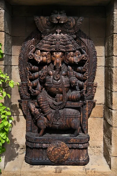 Ганеша индуистский бог деревянная статуя — стоковое фото
