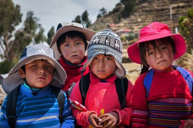 Taquile Island,: Puno, Peru - 13 Ekim 2016: Perulu çocuk portresi kapatın. Latin Amerikalılar