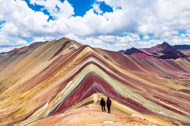 Turist çift stand ve Uzaktan bak gökkuşağı dağlar, Cusco, Peru