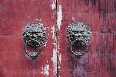 Eski Çin kapı. Çin'deki vintage kırmızı kapı eski kapı kolu