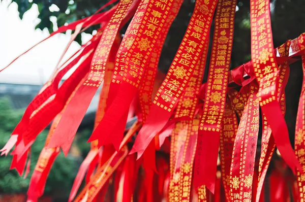 Sanghaj régi buddhista templom, Longhua templom, hagyományos vörös szalagok kívánja — Stock Fotó