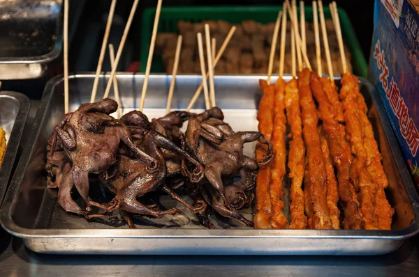 Comida chinesa de rua. Frango frito em pau — Fotografia de Stock