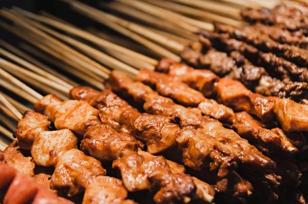 Φαγητό του δρόμου κινέζικα. τηγανητό κοτόπουλο σε stick — Φωτογραφία Αρχείου