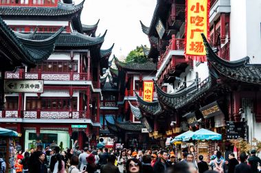 Shanghai, Çin - 5 Kasım 2017: Yuyuan Bahçe çevresinde alışveriş