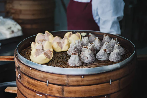 Κινέζικα ζυμαρικά ή xiao μακρά bao σκαφάκι μπαμπού, διάσημο φαγητό στη Σαγκάη, China.Street τροφίμων — Φωτογραφία Αρχείου