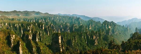 Zhangjiajie Forest Park. Montagne gigantesche che sorgono dal canyon. Provincia di Hunan, Cina — Foto Stock