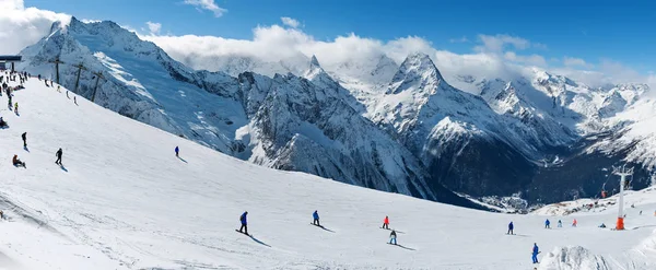 Prachtig uitzicht op de besneeuwde bergen pieken. aard van de winter — Stockfoto