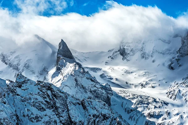 Nádherný pohled na zasněžené hory. Zimní příroda — Stock fotografie