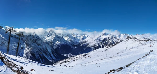 Prachtig uitzicht op de besneeuwde bergen pieken. aard van de winter. winter resort. Panorama van de bergen van de winter in de regio van de Kaukasus, Rusland. — Stockfoto