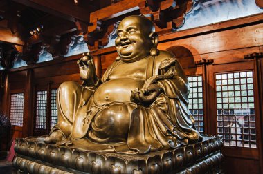 gülümseyen altın buddha heykeli.