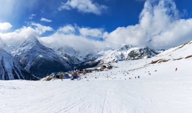 Dağlarda modern Kayak Merkezi. Dombai, Rusya Federasyonu