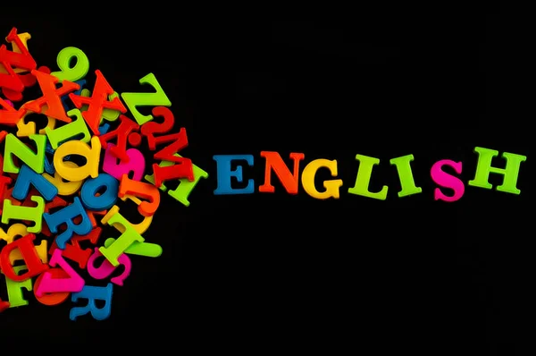 검은 배경, 영어 학습 개념에 다채로운 영어 단어 — 스톡 사진