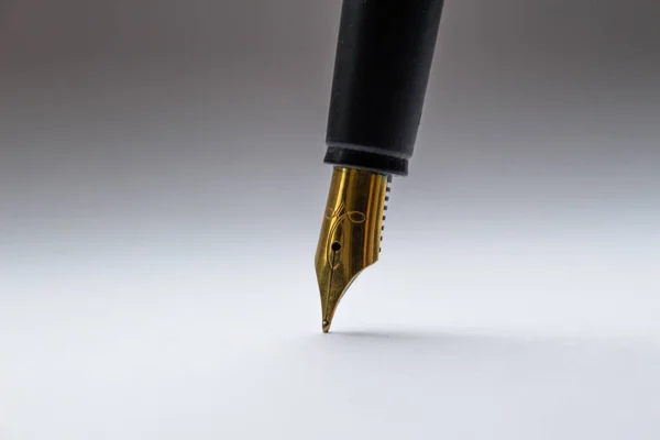 하얀 시트에 황금 펜 — 스톡 사진