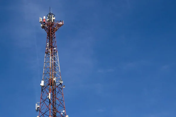 Toren met antennes — Stockfoto