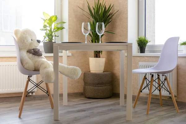 Interior Una Habitación Luminosa Con Una Mesa Comedor Blanca Sillas — Foto de Stock