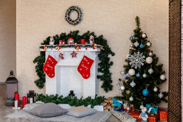 Dekorierter Weißer Kamin Mit Socken Und Weihnachtsbaum Mit Geschenken — Stockfoto