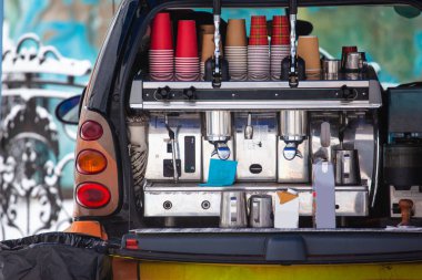 Sokakta kahve makinesi olan bir araba.