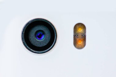 arka kamera ve beyaz cam akıllı telefon flaşı, makro