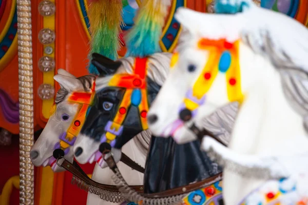 Paarden Een Carrousel Een Pretpark — Stockfoto