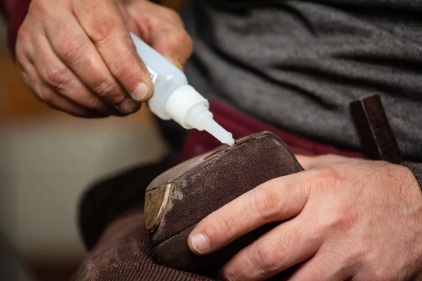 Primer Plano Zapato Zapatero Masculino Pegando Suela Zapato — Foto de Stock